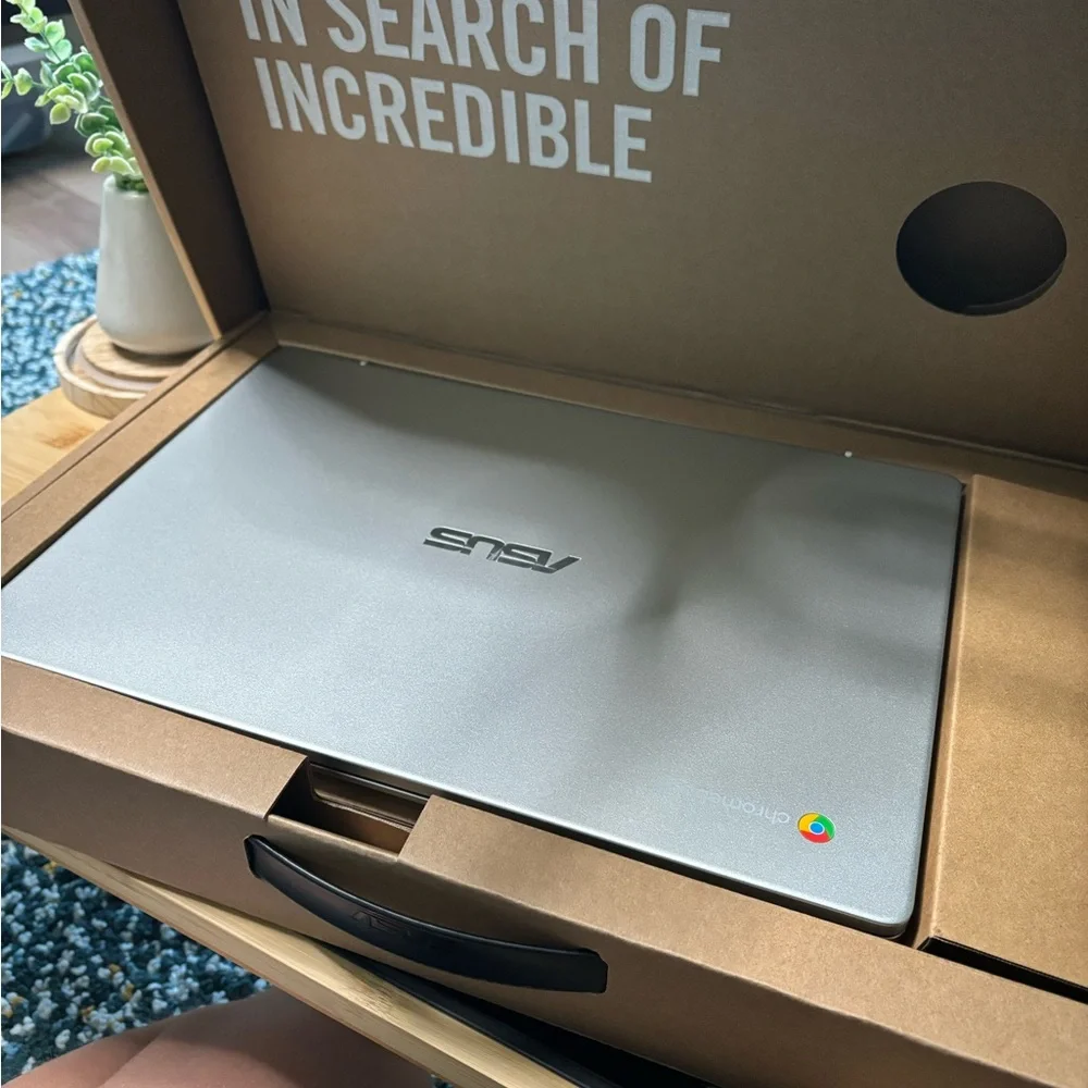 :)ASUS Laptop - Silver Used almost perfect condition (only scuffed up on bottom)
